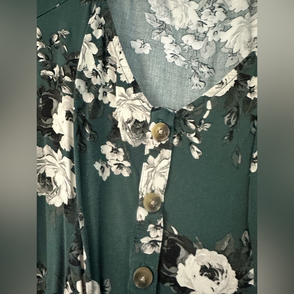 torrid Dark Green Floral Button-Front Tunic - Picture 2 of 4